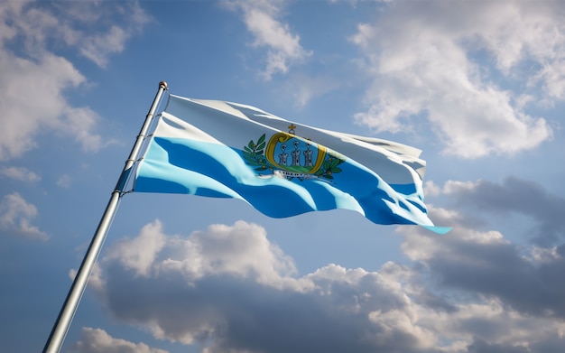 Mooie nationale vlag van San Marino wapperen op blauwe hemel