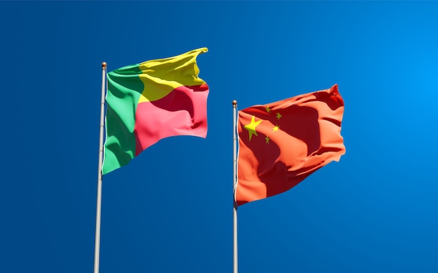 Mooie nationale vlaggen van China en Benin samen aan de hemel