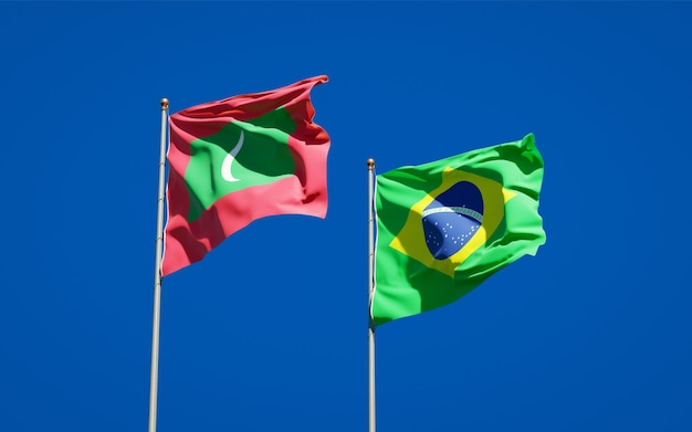 Mooie nationale vlaggen van de Maldiven en Brazilië samen op blauwe hemel