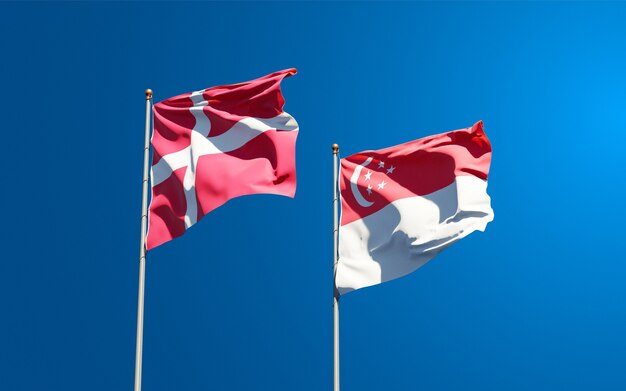 Mooie nationale vlaggen van Denemarken en Singapore samen