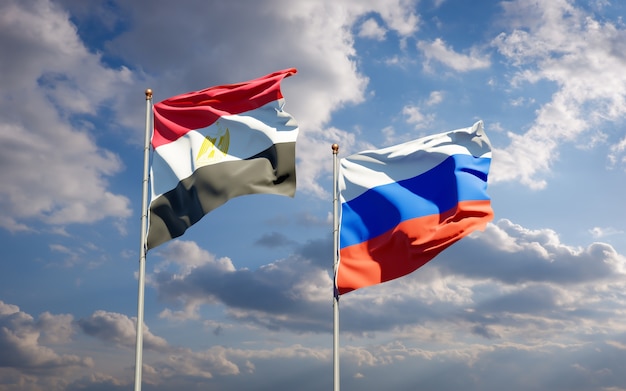 Mooie nationale vlaggen van Egypte en Rusland samen op blauwe hemel. 3D-illustraties