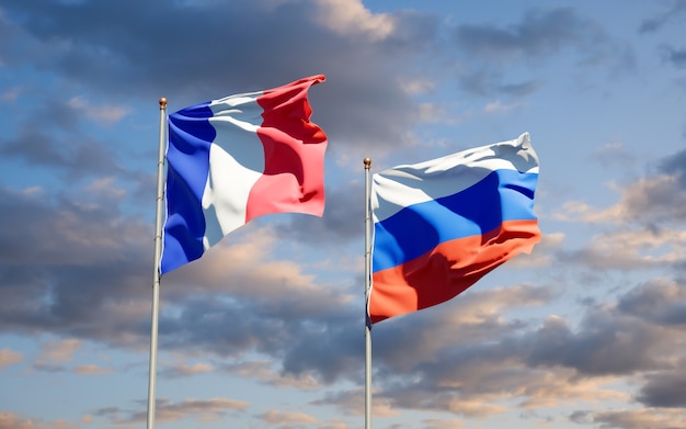 Mooie nationale vlaggen van Frankrijk en Rusland samen op blauwe hemel. 3D-illustraties