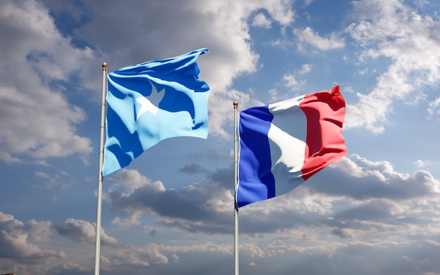 Mooie nationale vlaggen van Frankrijk en Somalië samen aan de hemel