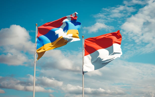 Mooie nationale vlaggen van Indonesië en Artsakh samen op blauwe hemel