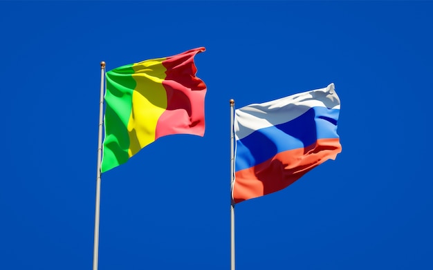 Mooie nationale vlaggen van Mali en Rusland samen op blauwe hemel. 3D-illustraties