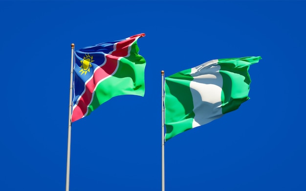 Mooie nationale vlaggen van Namibië en Nigeria samen op blauwe hemel