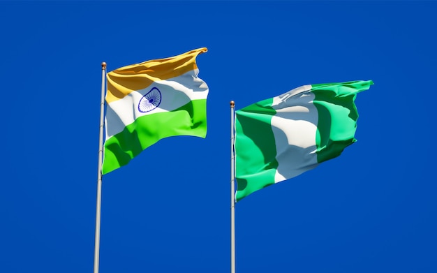 Mooie nationale vlaggen van nigeria en india samen op blauwe hemel