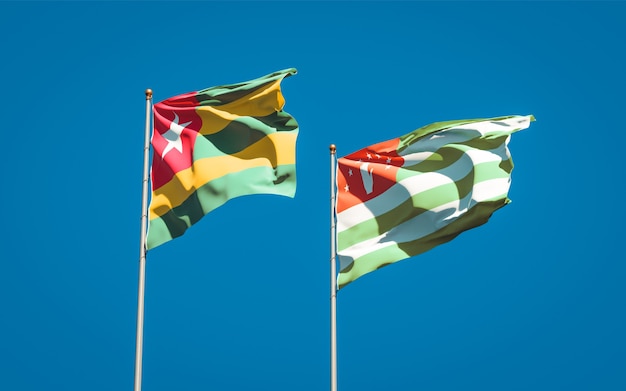 Mooie nationale vlaggen van Togo en Abchazië samen