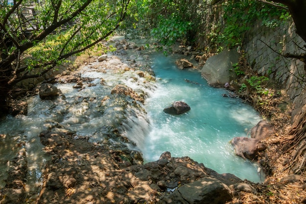 Mooie natuur rivier water van buiten waterval langzaam stromende stroom met rots en groene boom in het bos berg geen mensen rustige stromende water schilderachtig landschap milieu park in de zomer