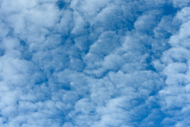 Mooie natuurlijke achtergrondhemel met wolken