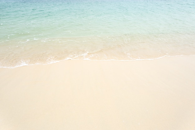 Mooie oceaangolf op wit zandig strand