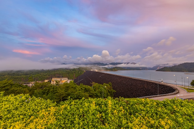 Foto mooie ochtend bij het gezichtspunt van ratchaprapha-dam, thailand