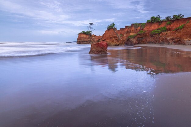 Mooie ochtendmening van het mooie strand van Indonesië aan de kust van Sumatra