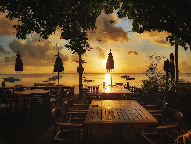 Mooie ochtendzon op het strand in Sanur Bali, Indonesië