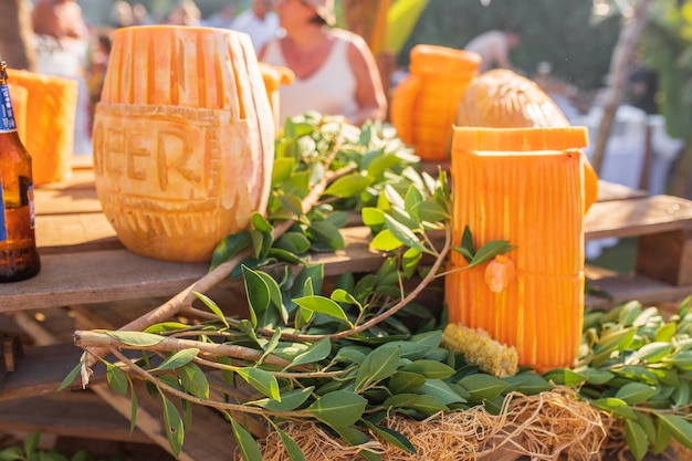 Mooie oktober fest decoratie gemaakt van oranje pompoenen met uitgesneden oktober fest letters