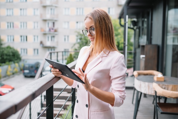 Mooie onderneemster die een digitale tablet houdt