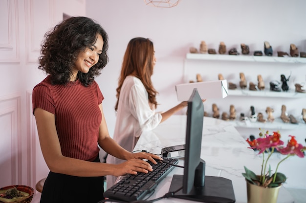 Mooie ondernemer bij haar mode winkel