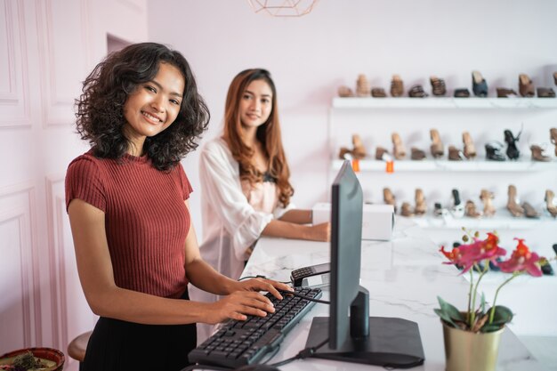 Mooie ondernemer bij haar mode winkel