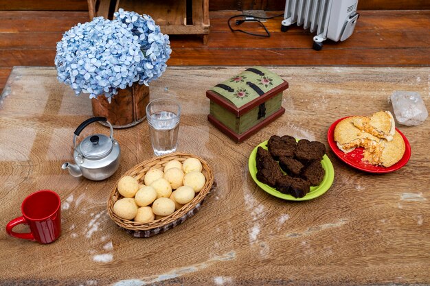 Mooie ontbijttafel een open haard gezellige plek