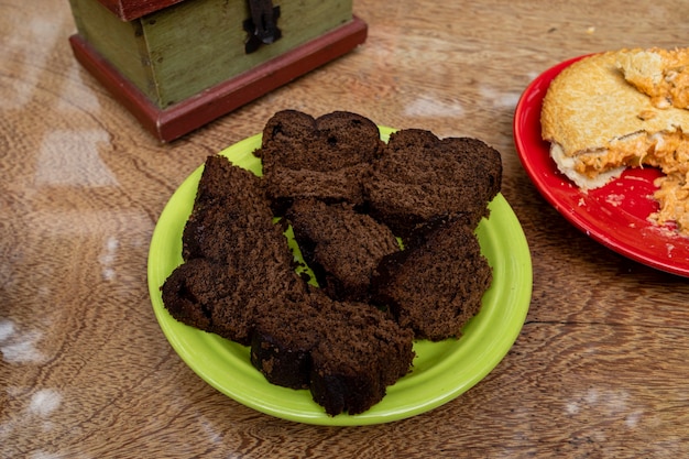 Mooie ontbijttafel een open haard gezellige plek