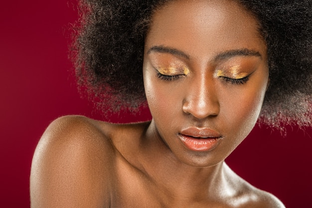 Mooie oogschaduw. Aangename aantrekkelijke vrouw die haar ogen sluit terwijl ze haar mooie make-up laat zien