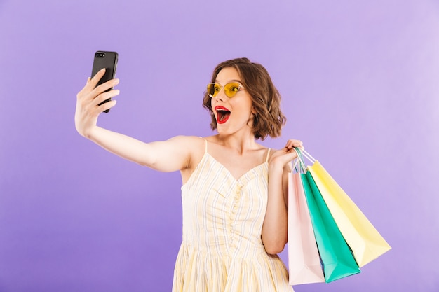 Mooie opgewonden jonge vrouw maken selfie