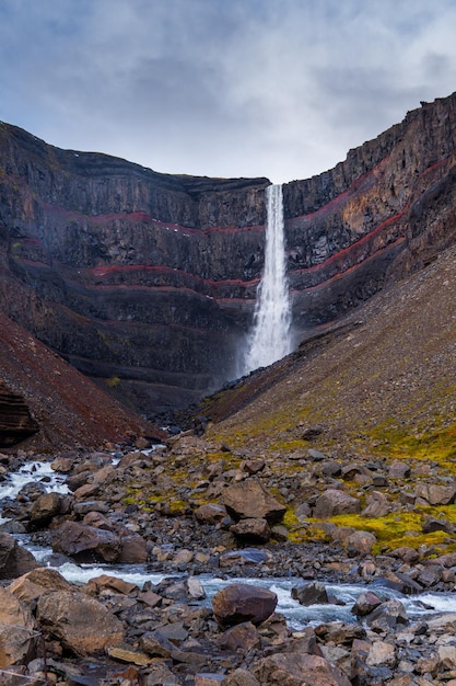 Mooie opname van de Hengifoss-waterval