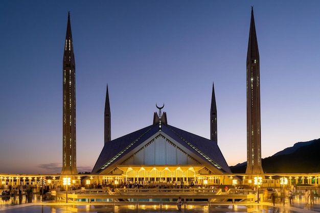 Mooie opname van de Shah Faisal Masjid-moskee in Islamabad, Pakistan bij zonsondergang