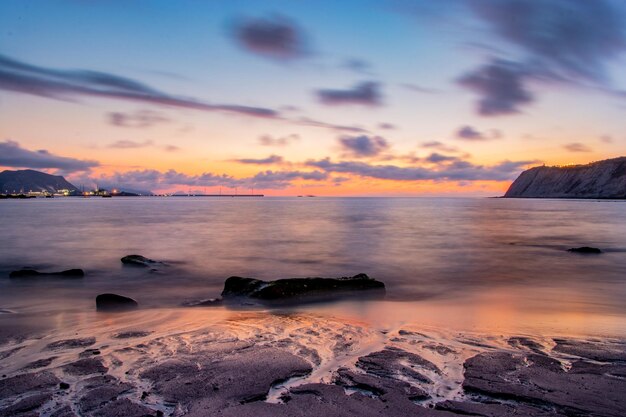 Mooie opname van een magische zonsondergang op het strand