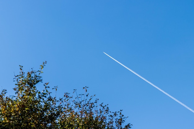 Mooie opname van een vliegend vliegtuig dat witte lijnen achterlaat