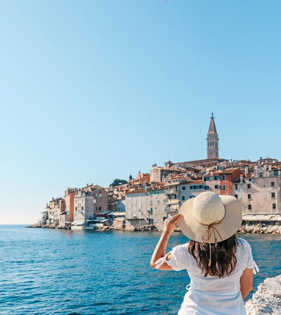 Mooie opname van een vrouw die naar het stadsbeeld van de stad Rovinj in Kroatië kijkt