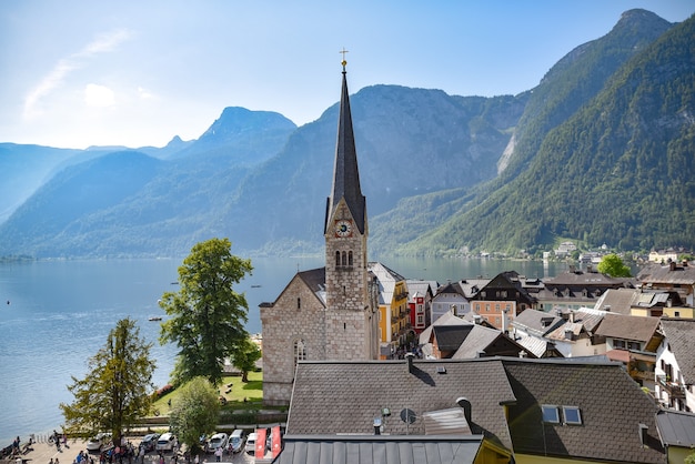 Mooie opname van het dorp Hallstatt in Oostenrijk, omringd door met groen bedekte bergen