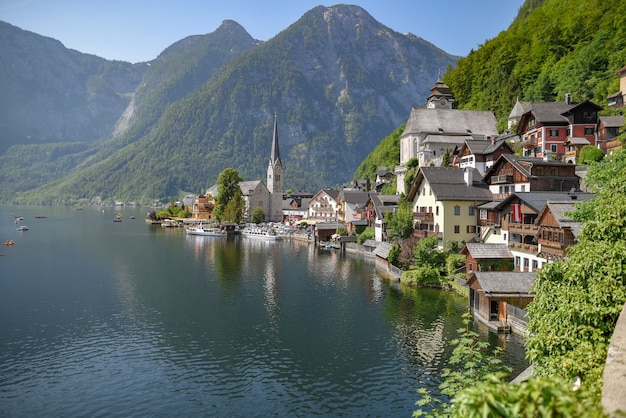 Mooie opname van het dorp Hallstatt in Oostenrijk, omringd door met groen bedekte bergen