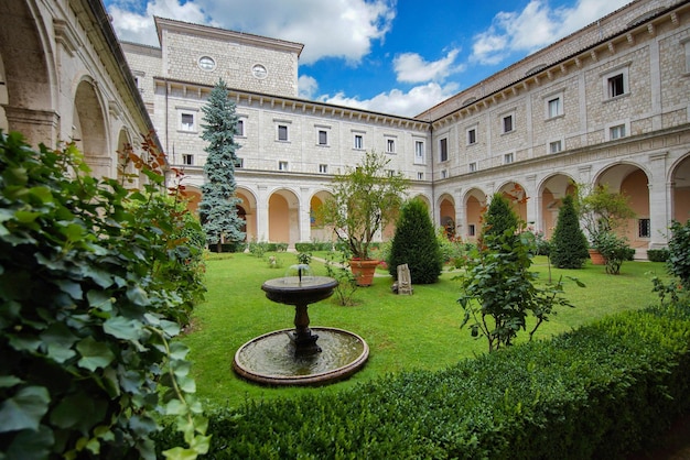 Mooie opname van het interieur van de abdij in Montecassino, Italië