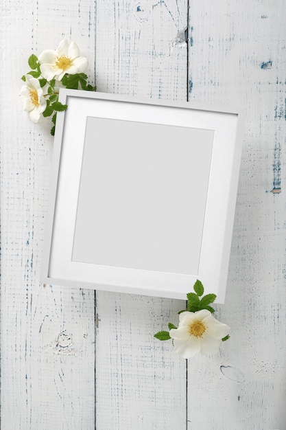 Mooie opstelling van lentebloemen van wilde roos. Leeg frame voor tekst, gele wilde roze bloem op witte achtergrond. Valentijnsdag, Pasen, 8 maart, Happy Women's Day. Plat lag, bovenaanzicht.