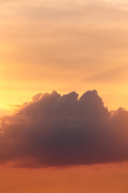 Mooie oranje en gele lucht met donkere wolken