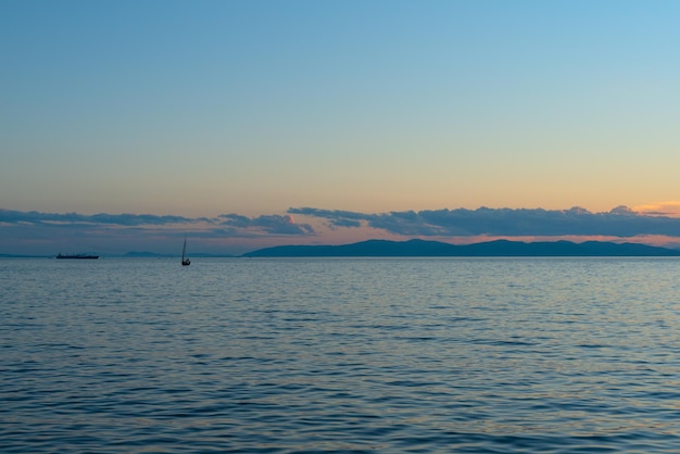 Mooie oranje zonsondergang boven de zee met zachte selectieve focus Schoonheid van de natuur concept