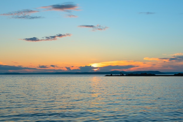 Mooie oranje zonsondergang boven de zee met zachte selectieve focus Schoonheid van de natuur concept