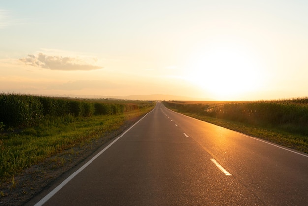 Mooie oranje zonsondergang over de lege weg met zachte selectieve focus Schoonheid van de natuur concept