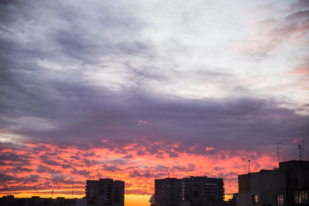 Mooie oranje zonsopgang. uitzicht vanuit raam op stadsgezicht