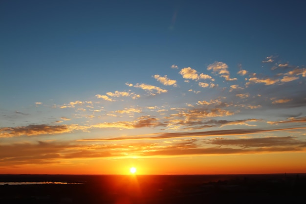 Mooie oranjeblauwe zonsondergang met wolken.