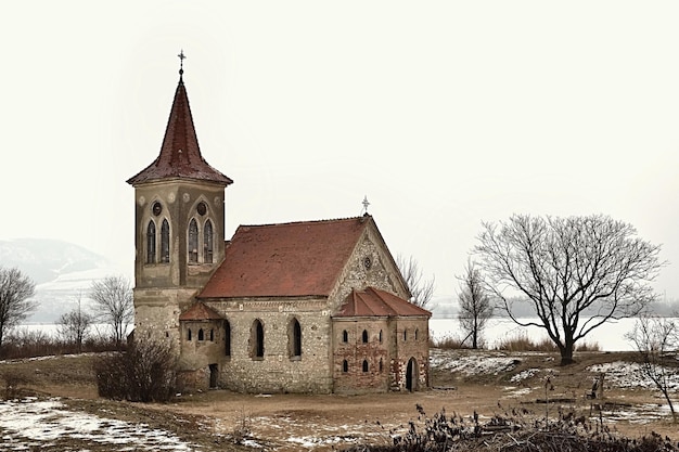 Mooie oude kerk van St Linhart Katholieke tempeldorp Musov Pasohlavky Tsjechië Foto van landschap met zonsondergang op een dam New Mills Nove Mlyny