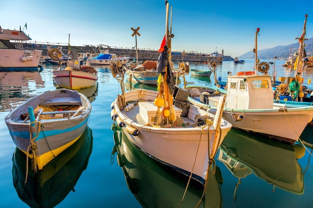 Mooie oude mediterrane stad jachthaven haven met visboten Camogli Italië Europese reizen