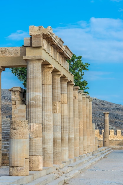 Mooie oude pijlers van de Akropolis van Lindos, Griekenland.