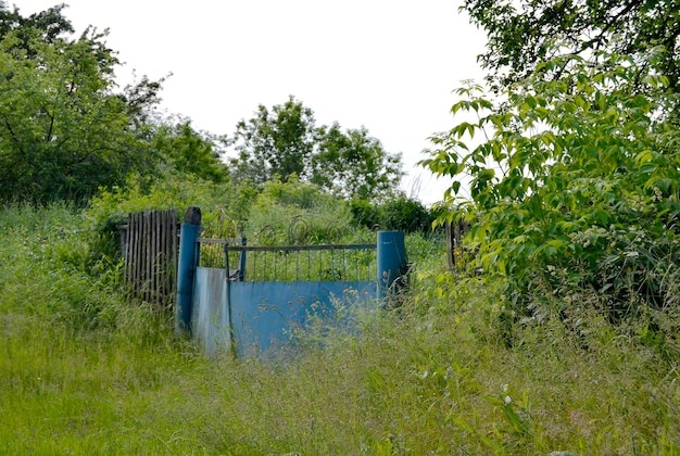 Mooie oude poort van verlaten huis in dorp