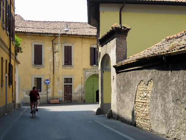 Mooie oude straatjes met huizen en bakstenen muren van een kleine middeleeuwse stad Italië