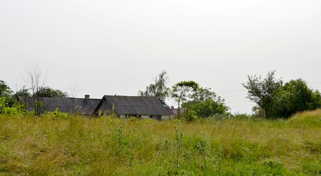 Mooie oude verlaten boerderij op het platteland