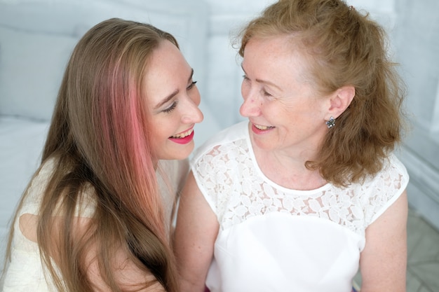 Mooie oude vrouw met haar volwassen dochter.