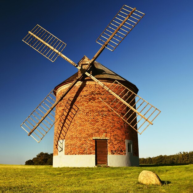 Mooie oude windmolen en landschap met de zon Chvalkovice Tsjechië Europa