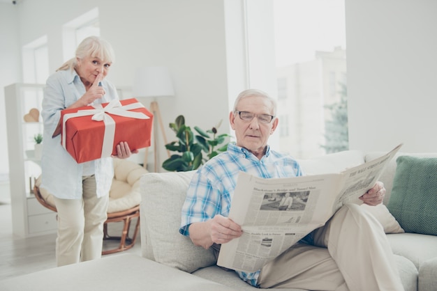 Mooie oudere paar poseren samen binnenshuis